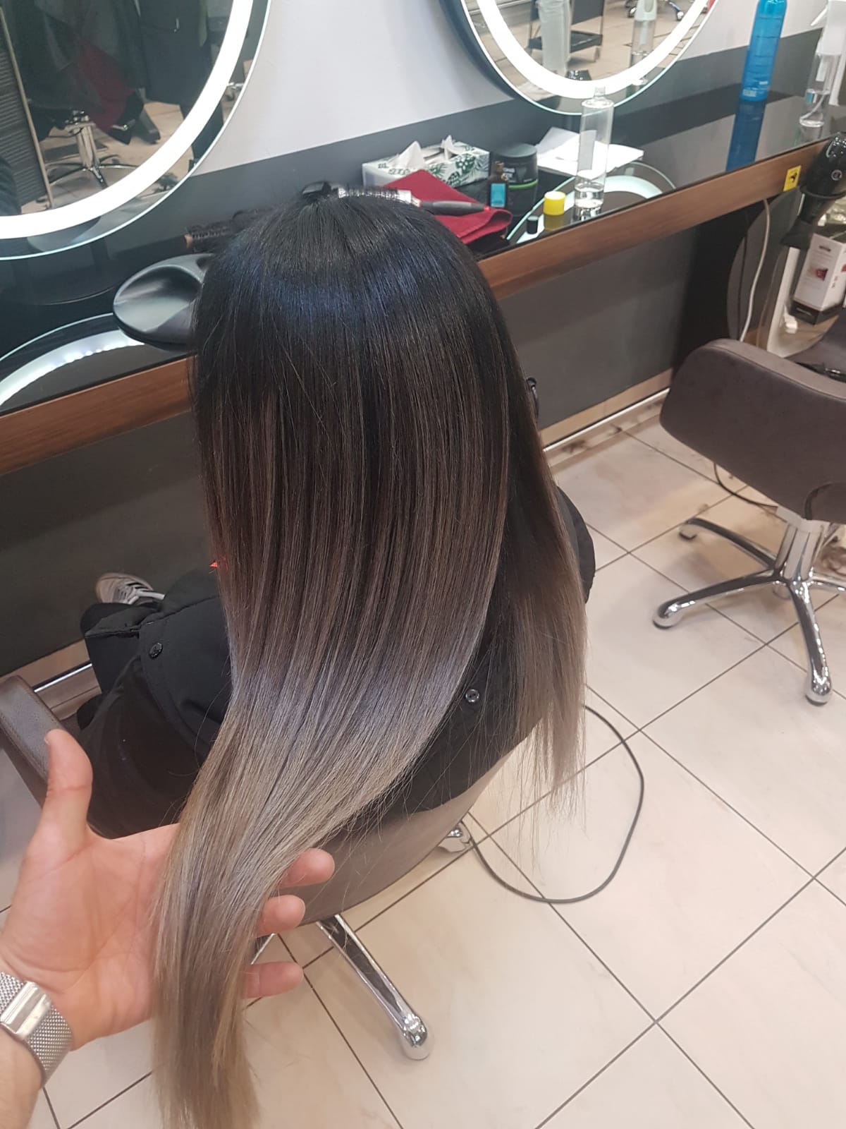 Kühles Blond, glatt geföhnt