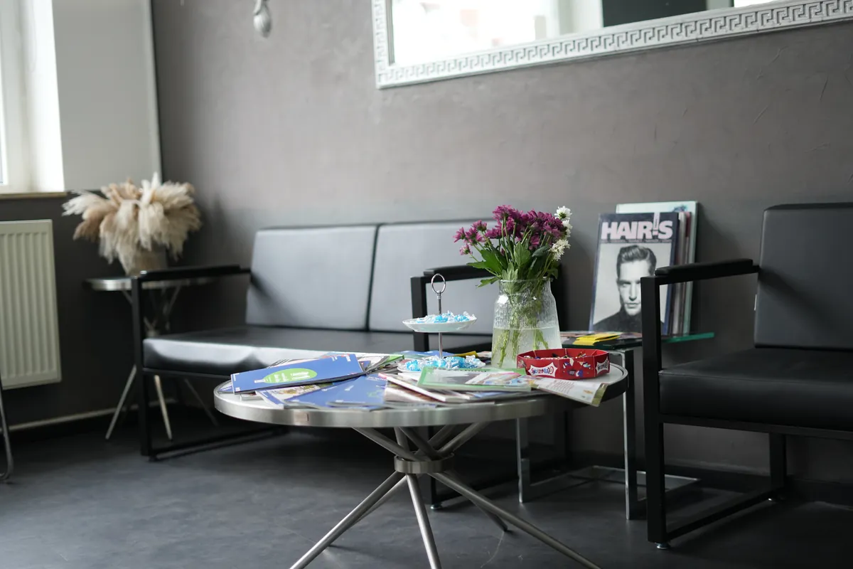 Wartebereich mit frischen Blumen