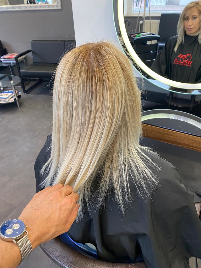 Blonde Balayage mit weichen Wellen
